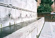 The ancient public fountain in Tuscania looks like the one of Mercutio 