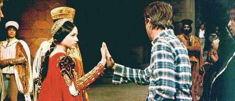 Franco Zeffirelli directing Olivia Hussey - Juliet, 1967  -  Франко Дзеффирелли инструктирует Оливию Хасси во время съёмок фильма Ромео и Джульетта