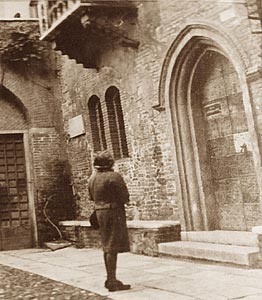 ������ ������� ����� �������� ��������� � ������  -  Galina Ulanova before Juliet's balcony in Verona. 
